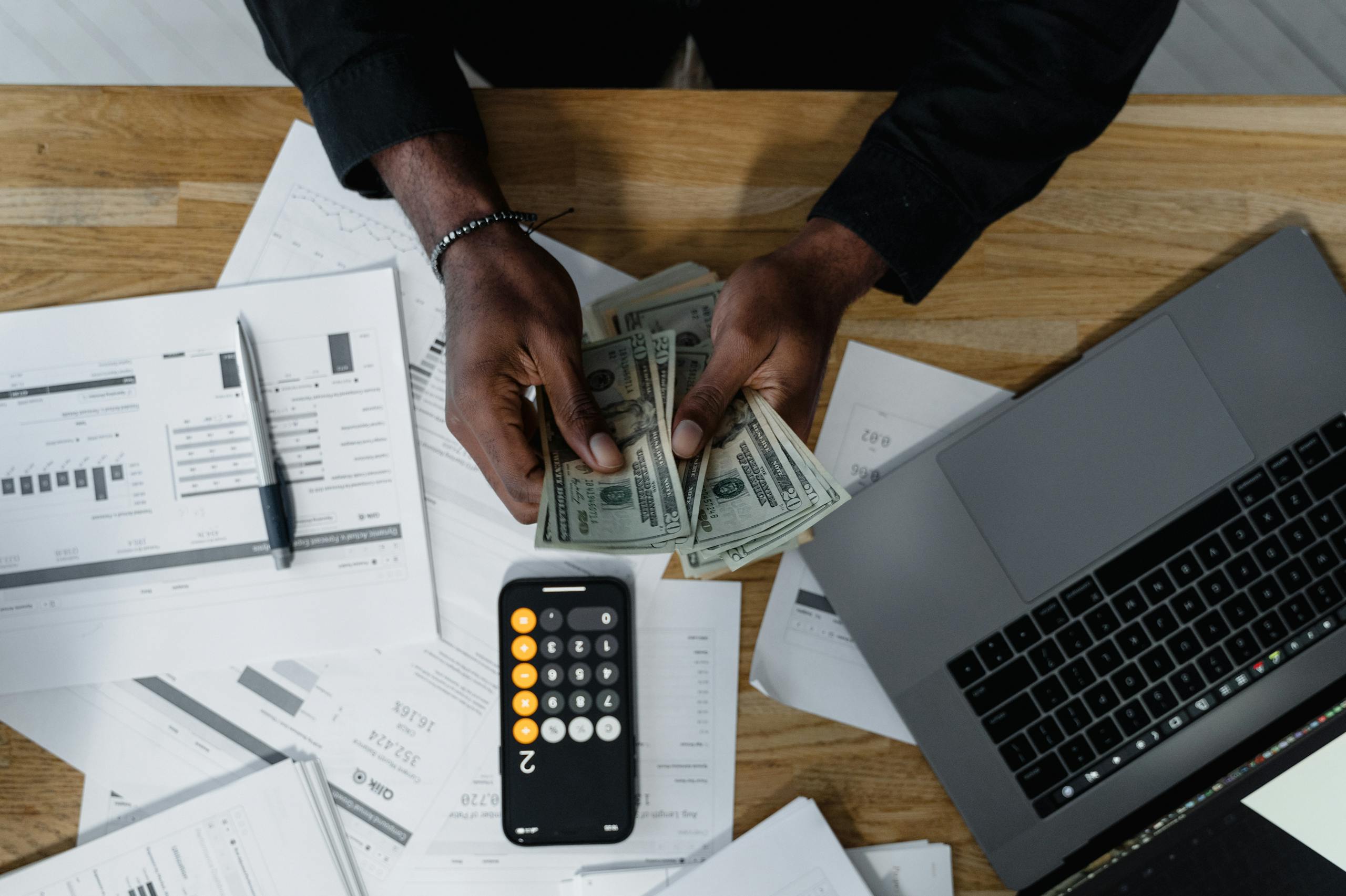 Comptable en train de calculer et de compter des billets
